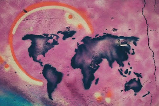 耶路撒冷一堵开裂的城墙上，绘有描绘世界地图的彩色涂鸦艺术