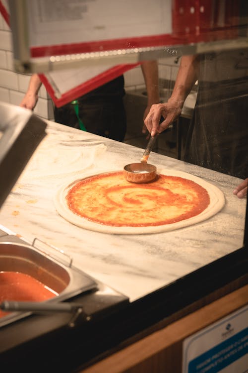 Gratis Foto Orang Yang Membuat Pizza Foto Stok