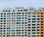 阴天里，一座现代化的高层公寓楼装有许多空调和天线