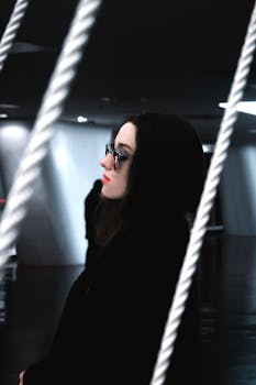 现代室内环境中戴太阳镜的女性简介