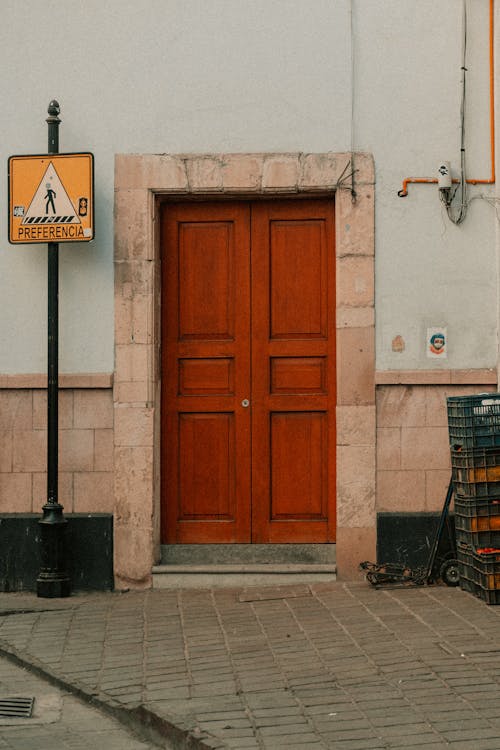 Puerta Colonial Color Rojo de Madera de Guanajuato, México