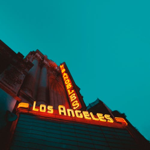 Fotografía De ángulo Bajo De Edificio Marrón Con Letrero Led De Los ángeles