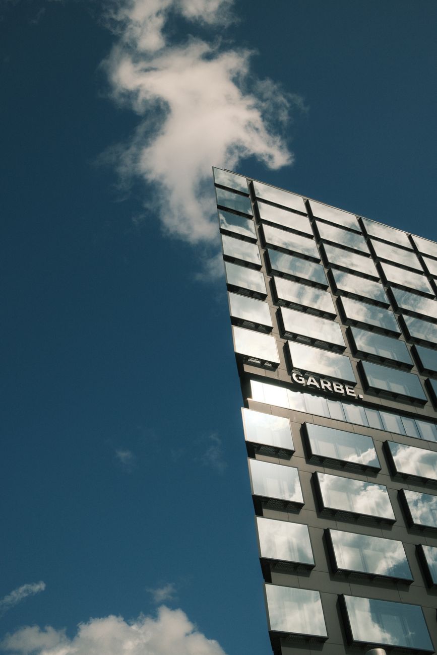 Himmel & Wolken – Beeindruckendes architektonisches Motiv (von Juri Schick, 5152×7728, #21815285)