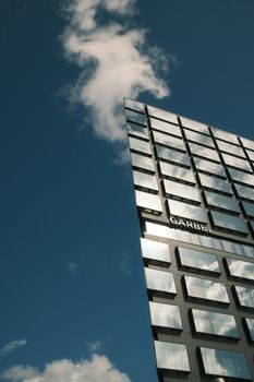 Himmel & Wolken – Beeindruckendes architektonisches Motiv (von Juri Schick, 5152×7728, #21815285)
