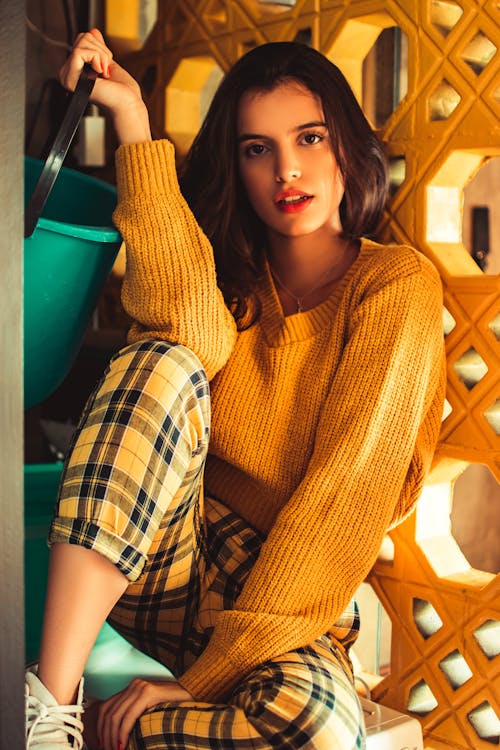 Zdjęcie Kobiety W żółtym Swetrze