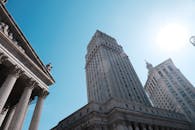 高耸的摩天大楼和历史建筑映衬着清澈的蓝天