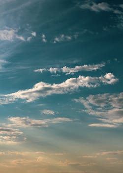 德国柏林白天多云天空的美丽景色，展现了自然之美与宁静