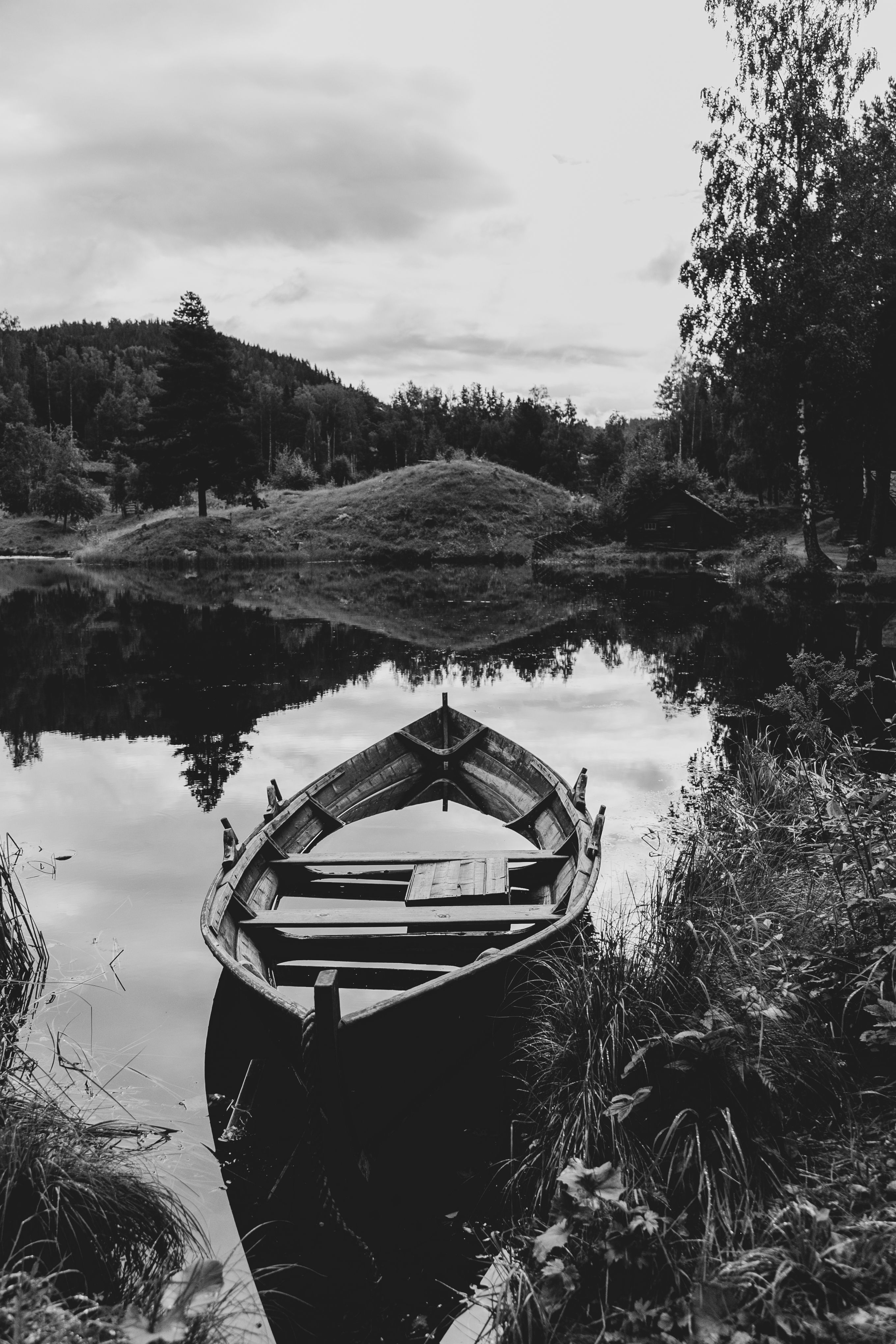 Black and White Photo of a Boat on a Shore · Free Stock Photo