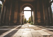 德国莱茵斯堡阳光明媚的拱门，展现了古典建筑的风格