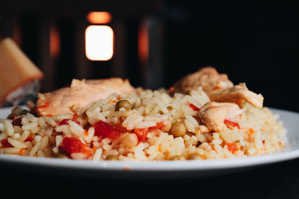 Prato com arroz, feijao, frango e legumes, exemplo de comida de verdade