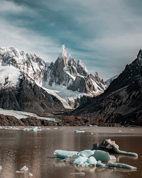 Stunning view of snow-capped mountains and lake in El Chalten, capturing Patagonian beauty.