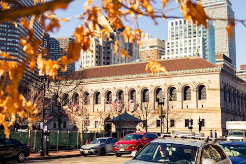 A city street with cars parked in front of a building