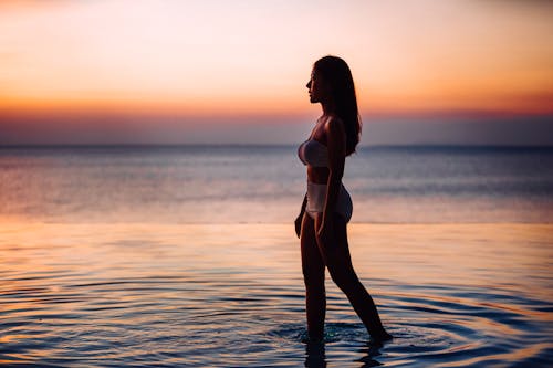 Gratis Wanita Mengenakan Bikini Putih Di Laut Foto Stok