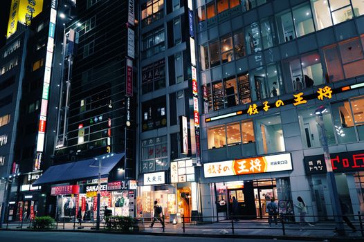 Strahlende Nacht & Straße – Anime-Stil Hintergrundbild