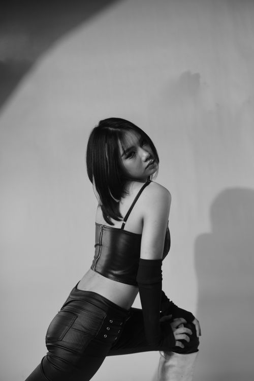Free Black and white fashion portrait of a woman posing in a studio setting. Stock Photo