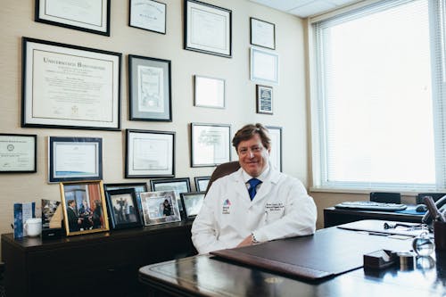Kostenlos Doktor Sitzt Vor Seinem Schreibtisch Stock-Foto