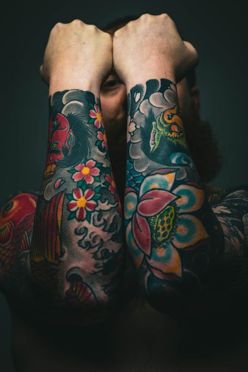 Człowiek Z Kwiatowymi Ramię Tatuaże `