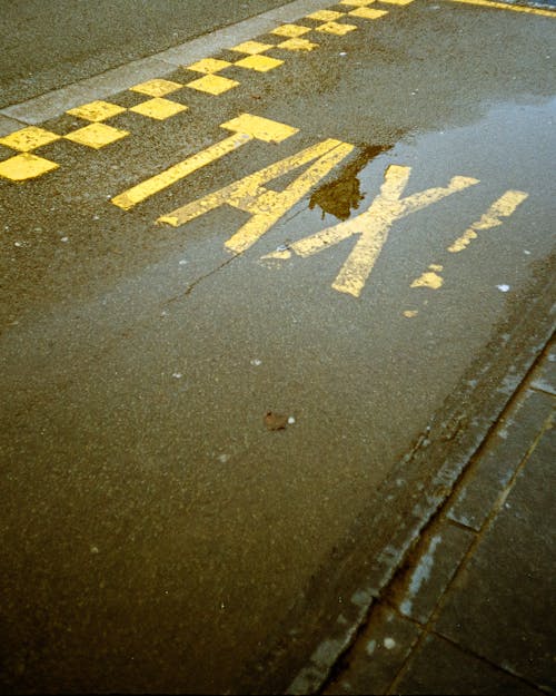 A yellow sign with the word tax written on it