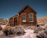 探索这座位于加利福尼亚州布里奇波特的干旱景观中的质朴木屋