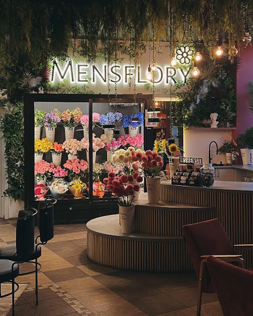 A flower shop with a sign that says menflory
