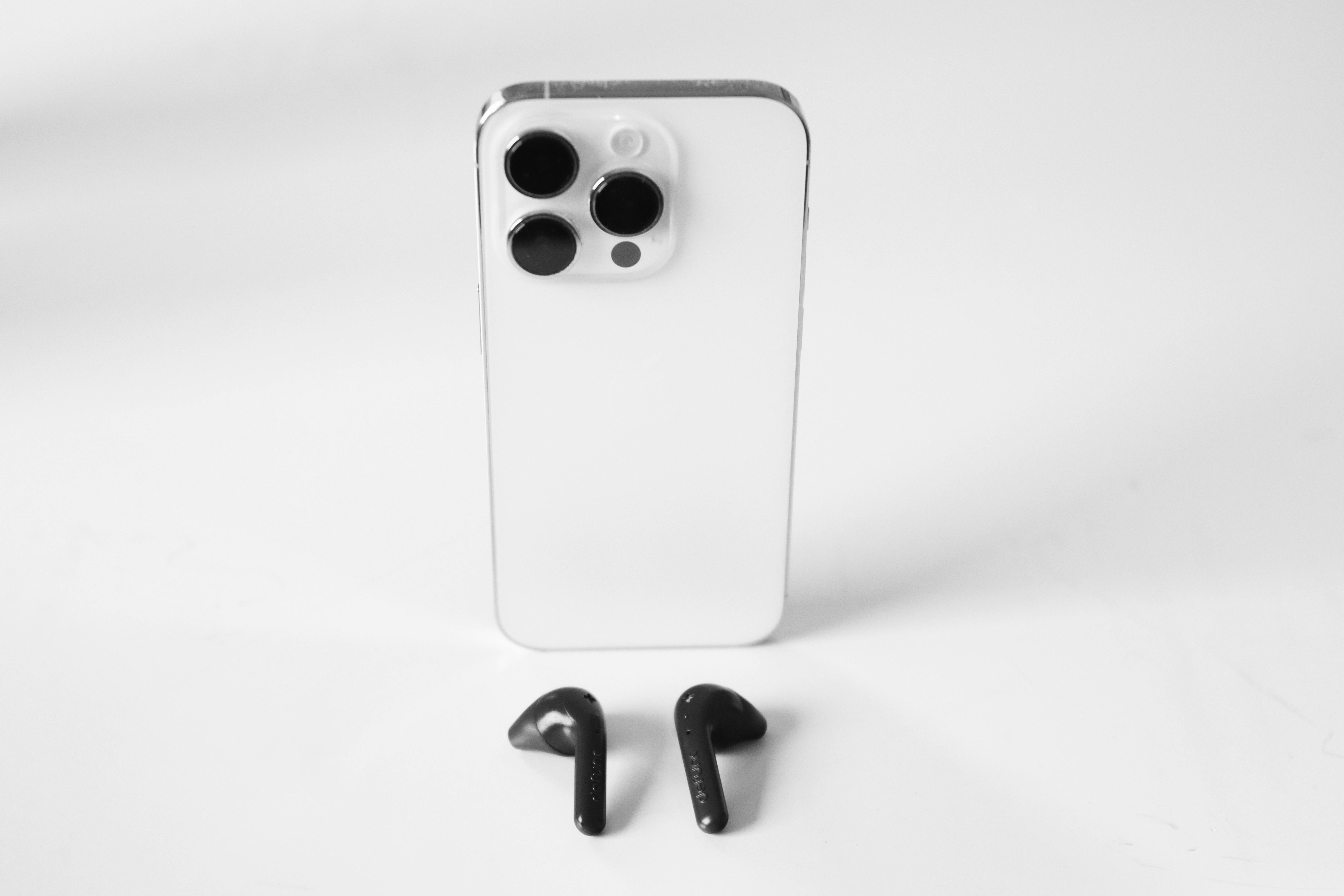 bezplatná Základová fotografie zdarma na téma 2024, airpods, apple Základová fotografie