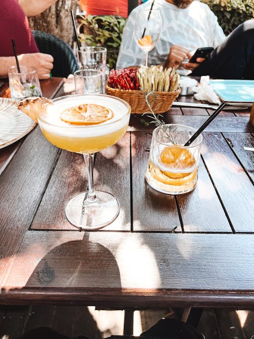 kokteyl, kokteyl Bardağı, kokteyl içeceği içeren Ücretsiz stok fotoğraf