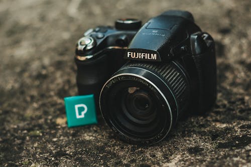 지상에 검은 Fujifilm Dsrl 카메라의 클로즈업 사진