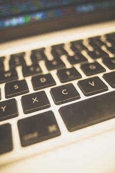 笔记本电脑键盘的视图模糊而集中，突出了按键