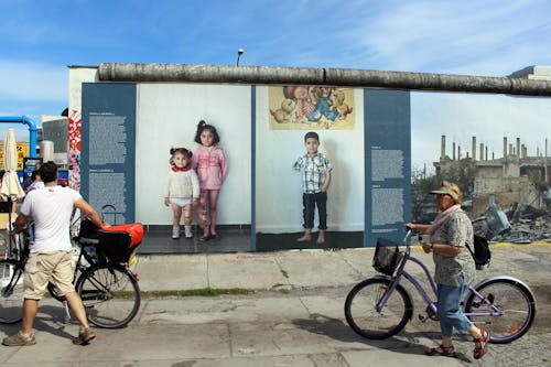 berlin duvarı savaşı sergisi içeren Ücretsiz stok fotoğraf