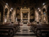 罗马哥特式大教堂的内部景观展现了错综复杂的建筑与宗教艺术