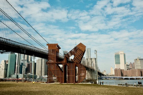 Sculpture near Brooklyn bridge