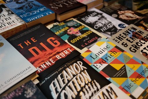 Free A vibrant display of various book covers in a New York City bookstore. Stock Photo