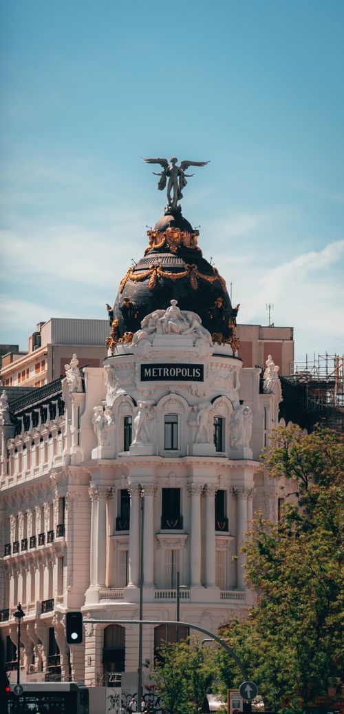 Free Iconic Metropolis Building in Madrid, showcasing Beaux-Arts architecture in the cityscape. Stock Photo