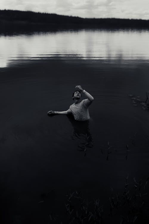 adam, dikey atış, göl içeren Ücretsiz stok fotoğraf