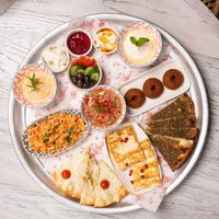Mezze platter with dips and flatbread — photo by Ali Dashti on Pexels