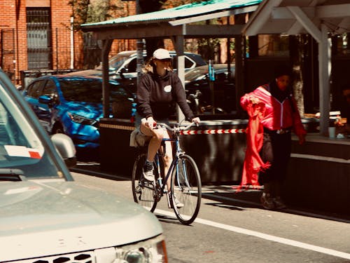맑은 날, 자전거, 자전거를 탄 여자의 무료 스톡 사진
