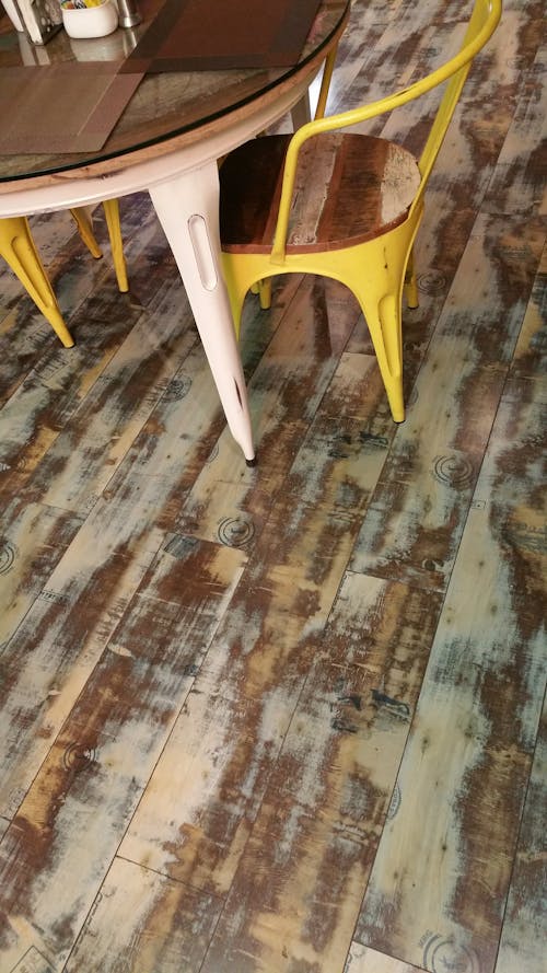 테이블 옆에 노란색 안락 의자