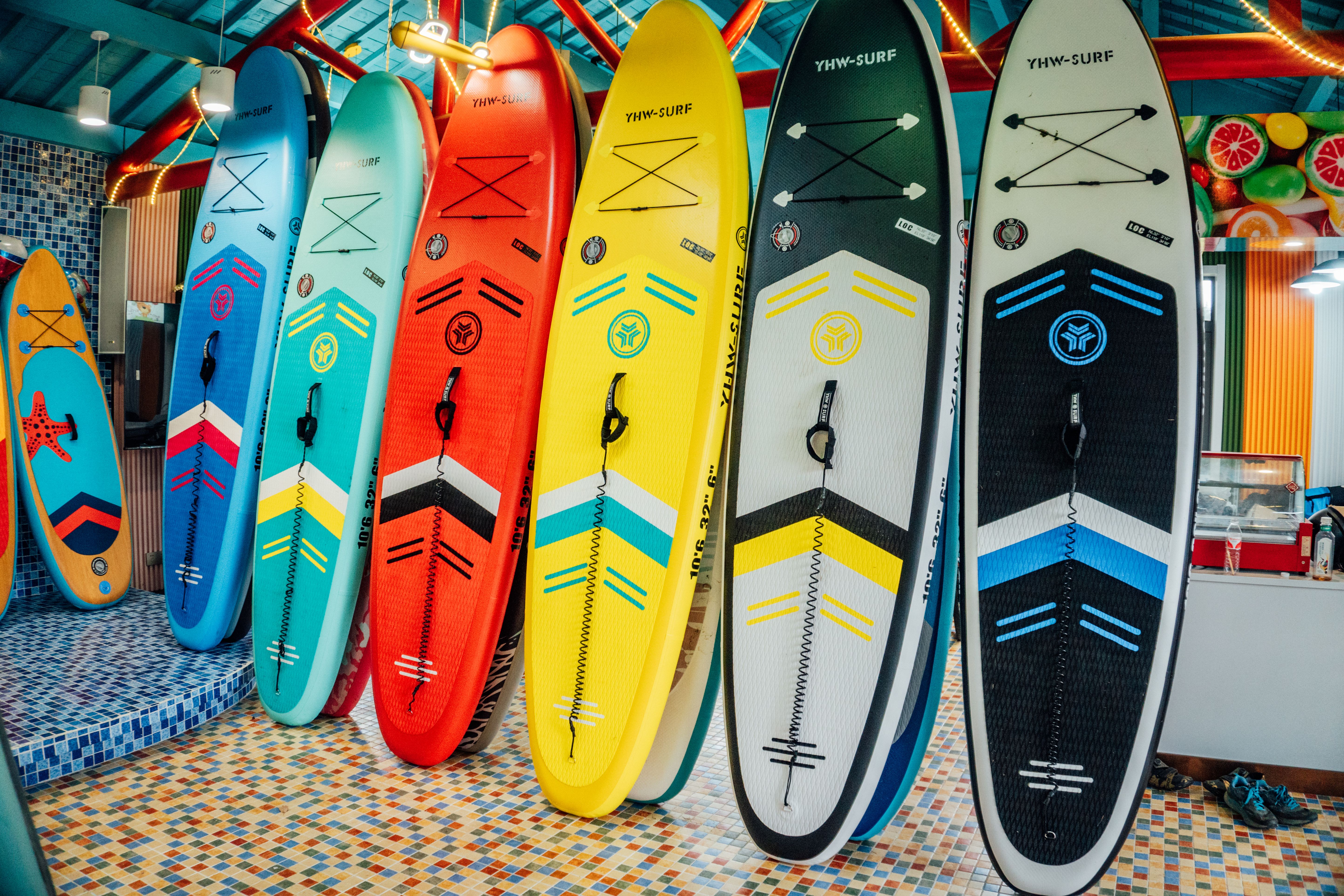 Présentoir au sol pour planche de surf à moins de 50 $