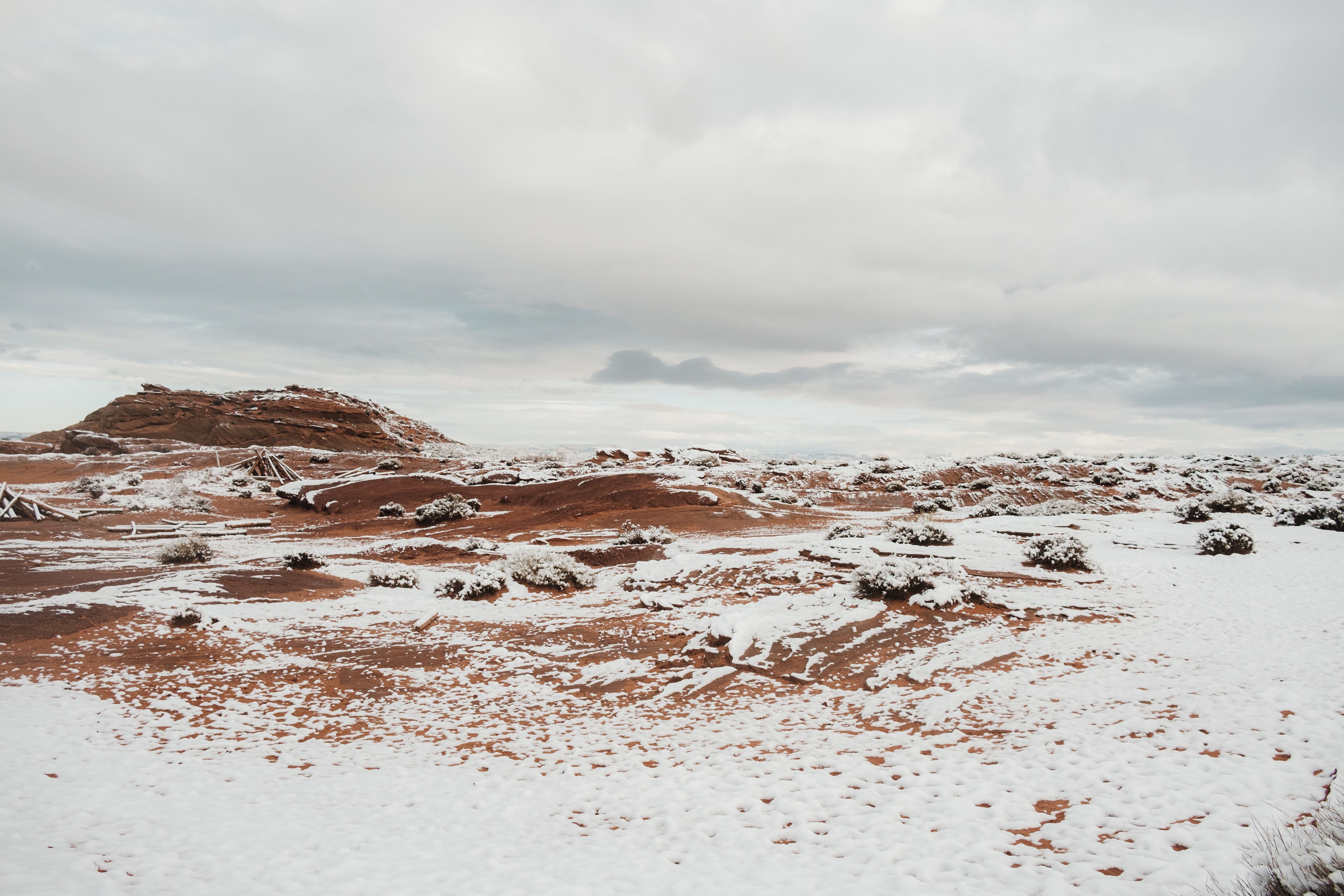 A snowy landscape with rocks and snow · Free Stock Photo