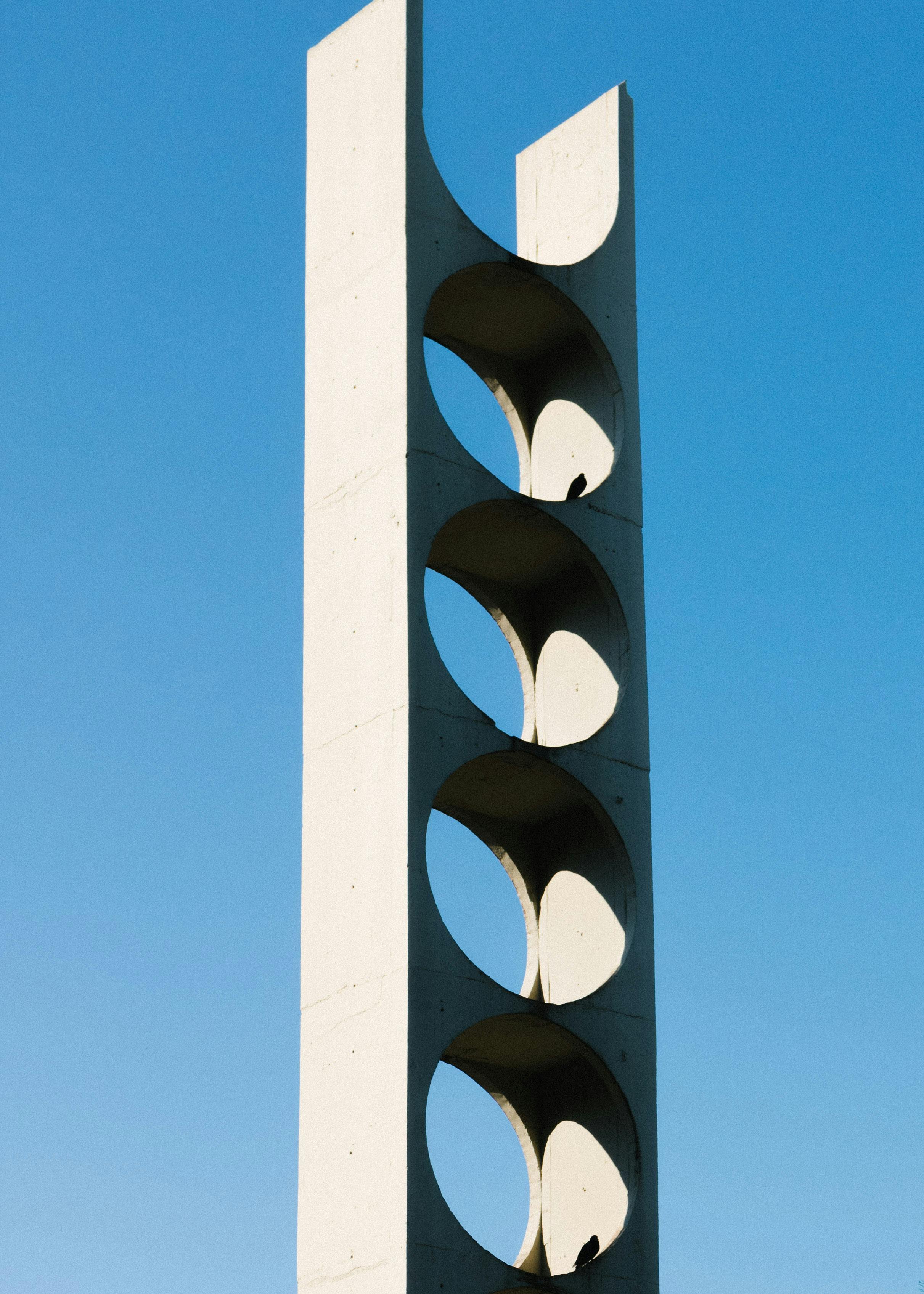 gratis Moderne Abstracte Betonnen Sculptuur Tegen Blauwe Lucht Stockfoto