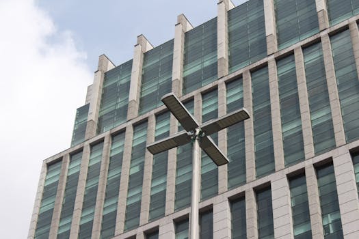 圣保罗的当代高层建筑配有独特的路灯