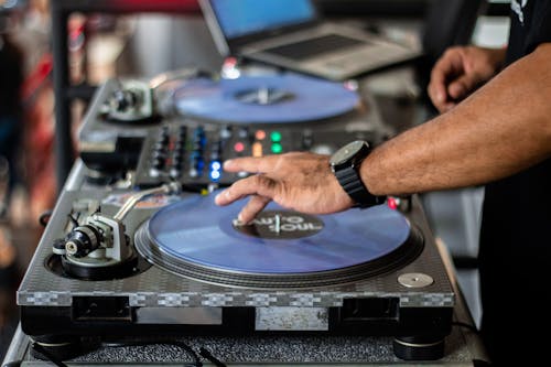 disk jokey, DJ Miks masası, renkler içeren Ücretsiz stok fotoğraf