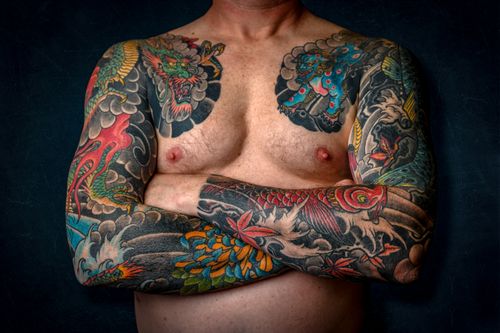 Braço com tatuagens autorais em conjunto