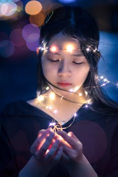 这幅迷人的肖像画描绘了一位笼罩在仙女光芒中的女人，营造出神奇的氛围