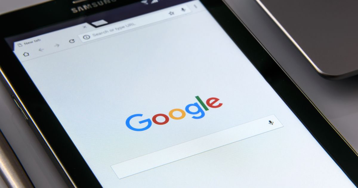 Geschäftsinhaber richtet sein Google Unternehmensprofil auf dem Laptop ein
