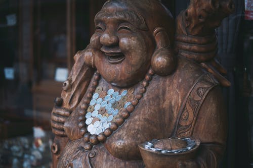 Fotografia Com Foco Diferencial Da Estátua Do Buda Sorridente