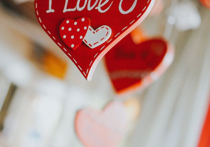 Online dating: starting a conversation on a niche platform