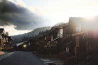 日本村庄的迷人景观，有传统房屋和日出时的山脉