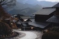 黄昏时分，山上坐落着一个日本传统村庄，风景优美