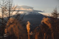 日落时分，秋树环绕着白雪皑皑的富士山